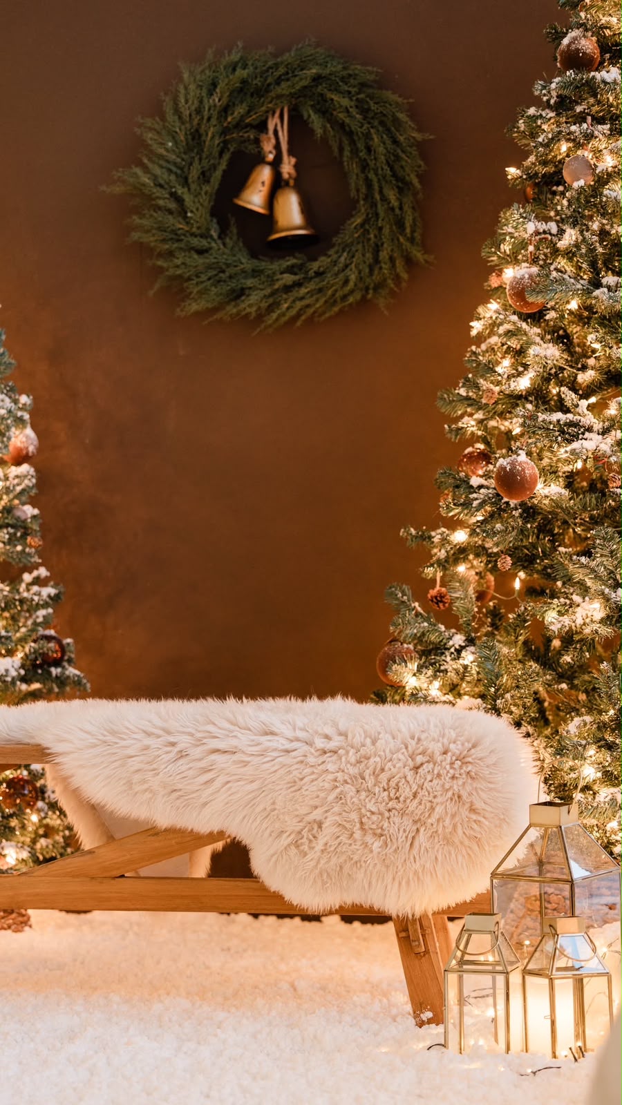 The Nodo Studio Christmas photography setting with a cozy white bench and Christmas trees
